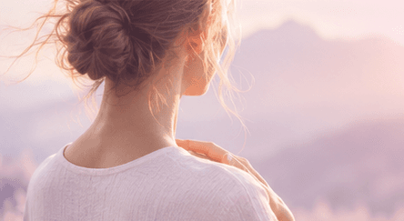 Frau im Morgenlicht
