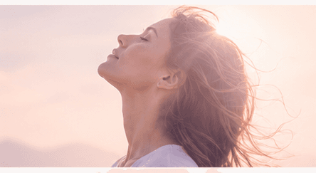 Frau mit dem Gesicht zur Sonne